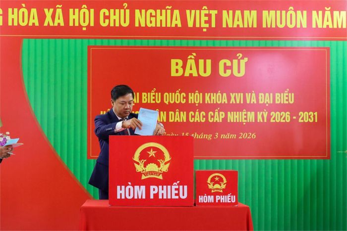 Bí thư Tỉnh ủy, Trưởng ban Chỉ đạo Bầu cử tỉnh Đắk Lắk Lương Nguyễn Minh Triết bỏ phiếu bầu cử vào hòm phiếu tại khu vực bỏ phiếu số 24, phường Buôn Ma Thuột