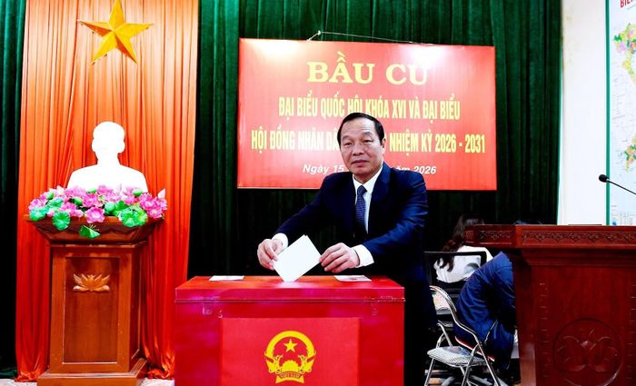 Phó Bí thư Thành ủy, Chủ tịch HĐND, Chủ tịch Ủy ban Bầu cử thành phố Lê Văn Hiệu dự khai mạc và tham gia bỏ phiếu bầu cử cùng cử tri phường Hải Dương. Ảnh: Thành Chung