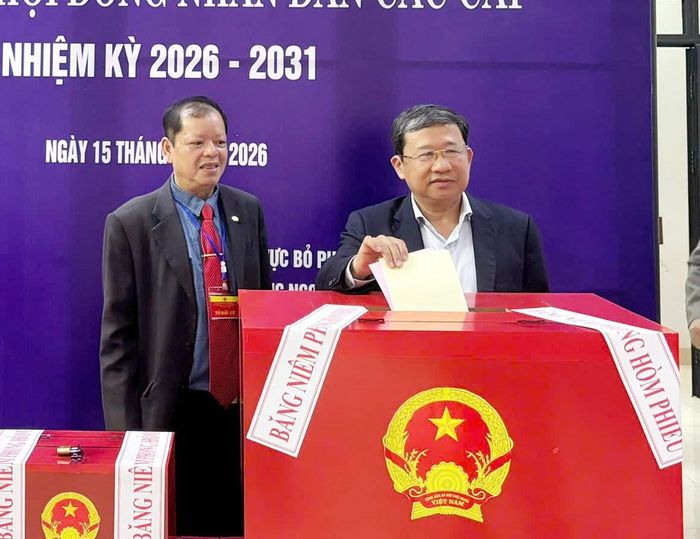 Phó Bí thư Đảng ủy Quốc hội Vũ Hải Hà thực hiện quyền công dân, bỏ phiếu tại Khu vực bỏ phiếu số 14, phường Ngọc Hà. ảnh: V. Đức