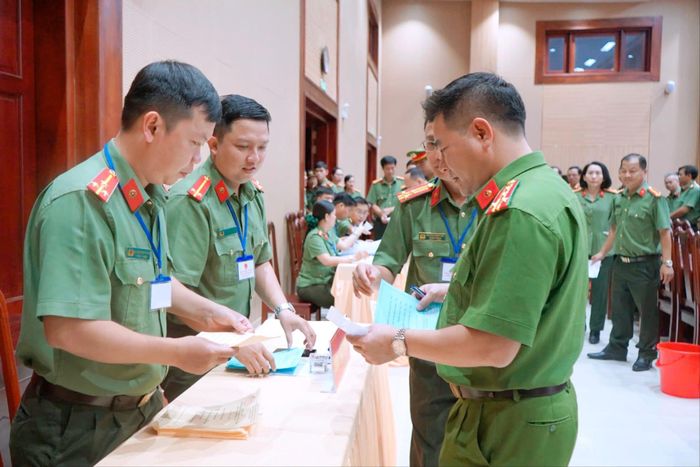 Cán bộ, chiến sĩ Công an tỉnh Tây Ninh tham gia bầu cử
