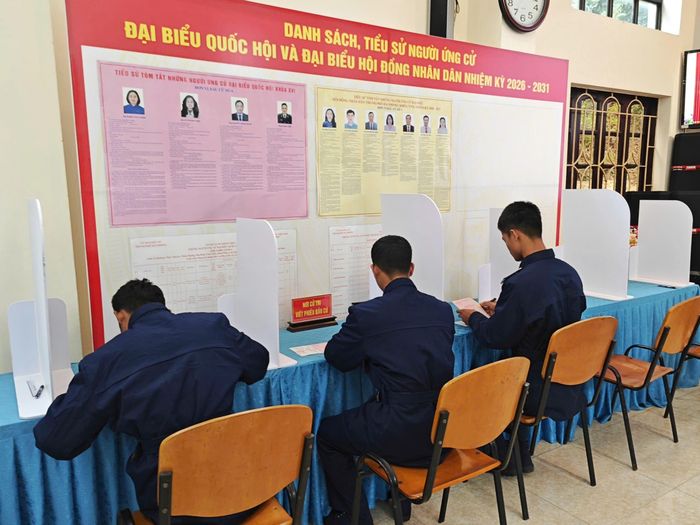 Trong không khí trang nghiêm, cán bộ, chiến sĩ Lữ đoàn Đặc công 126 tham gia bỏ phiếu, lựa chọn những đại biểu tiêu biểu đại diện cho ý chí, nguyện vọng của Nhân dân