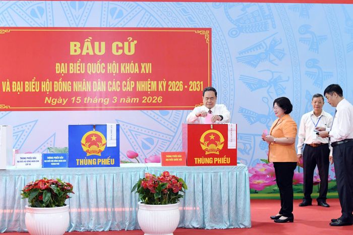 Chủ tịch Quốc hội, Chủ tịch Hội đồng Bầu cử quốc gia Trần Thanh Mẫn thực hiện quyền bầu cử tại Khu vực bỏ phiếu số 14, xã Hóc Môn, TP. Hồ Chí Minh. Ảnh Lâm Hiển