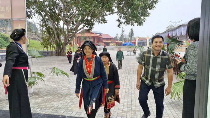 Cử tri ba xóm Khuôn Tát, Đèo De và Tỉn Keo nô nức đến điểm bầu cử để thực hiện quyền công dân