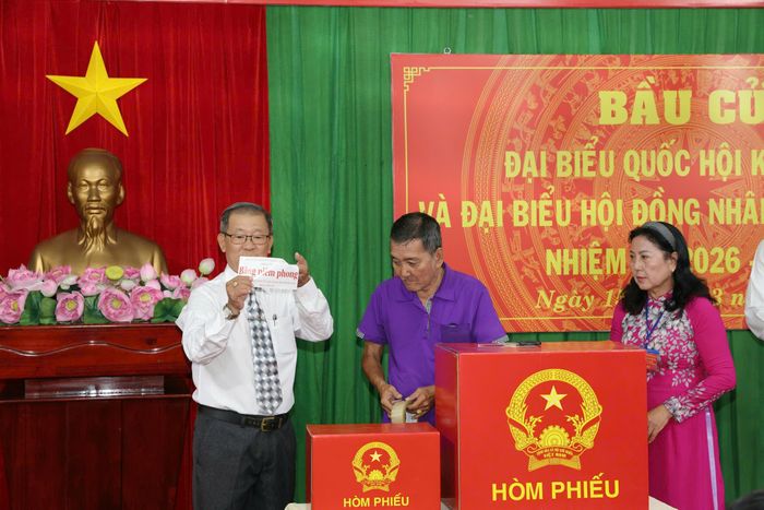 Tổ bầu cử tiến hành niêm phong thùng phiếu. Ảnh Vũ Châu