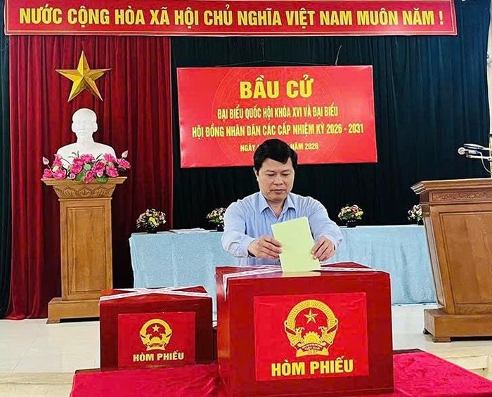 Phó Bí thư Thường trực Tỉnh ủy, Chủ tịch Ủy ban MTTQ Việt Nam tỉnh Trần Quốc Toản, Phó Trưởng ban Chỉ đạo bầu cử tỉnh tới dự lễ khai mạc bầu cử tại Khu vực bỏ phiếu số 2, xã Lương Bằng