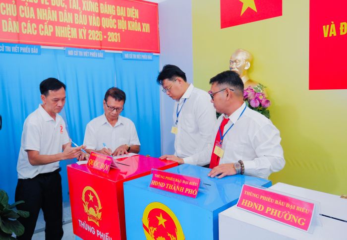 Tổ bầu cử thực hiện công tác niêm phong thùng phiếu