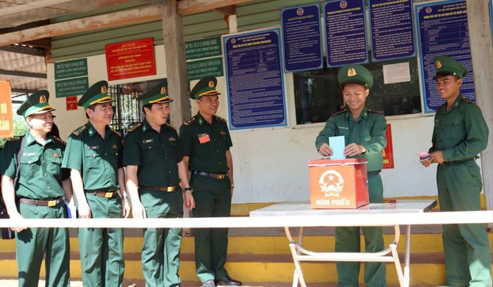 Cán bộ, chiến sĩ làm nhiệm vụ tại Chốt số 5, Đồn Biên phòng cửa khẩu Lộc Thịnh bỏ phiếu bằng hòm phiếu phụ