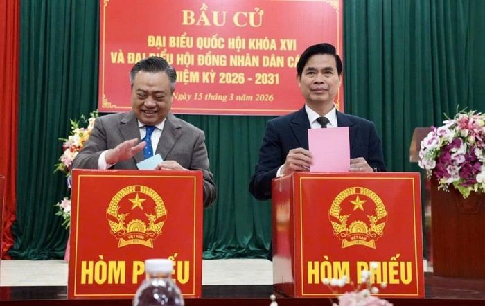 Ủy viên Bộ Chính trị, Bí thư Trung ương Đảng, Chủ nhiệm Ủy ban Kiểm tra Trung ương Trần Sỹ Thanh và Bí thư Tỉnh ủy Hoàng Quốc Khánh bỏ phiếu bầu cử tại phường Lương Văn Tri