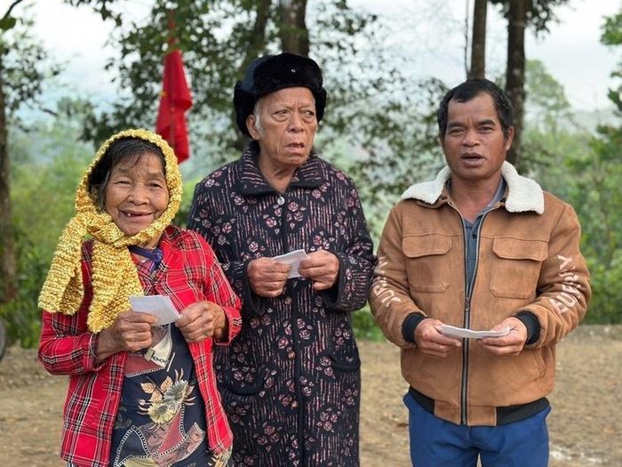 Từ tờ mờ sáng, các cử tri ở A Lưới đã vượt đèo, lội suối để đi bầu cử