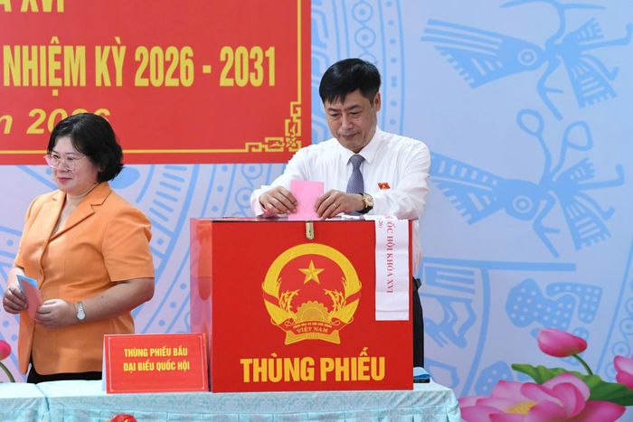 Chủ nhiệm Ủy ban Công tác đại biểu Nguyễn Hữu Đông - Ủy viên Hội đồng Bầu cử quốc gia thực hiện quyền bầu cử tại Khu vực bỏ phiếu số 14, xã Hóc Môn, TP. Hồ Chí Minh. Ảnh Lâm Hiển
