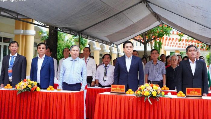 Lãnh đạo tỉnh Quảng Ngãi và cử tri thực hiện nghi thức chào cờ tại khu vực bỏ phiếu số 20, phường Cẩm Thành