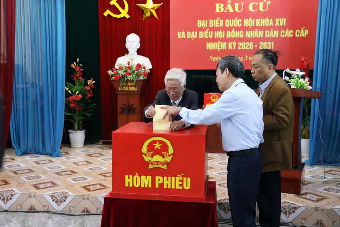 Cử tri tham gia bỏ phiếu lựa chọn người đủ đức, đủ tài đại diện cho nhân dân