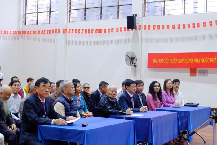 Phó Chủ tịch Hội đồng nhân dân phường Phú Diễn Nguyễn Ngọc Thạch và cử tri tham dự lễ khai mạc tại khu vực bỏ phiếu số 23, phường Phú Diễn