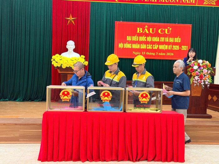 Những cử tri đầu tiên trong 1.410 cử tri là công nhân thi công dự án Khu đô thị phức hợp Hạ Long Xanh bỏ những lá phiếu của niềm tin tại khu vực bỏ phiếu số 10 đặt tại nhà văn hóa khu Đồn Điền, phường Tuần Châu