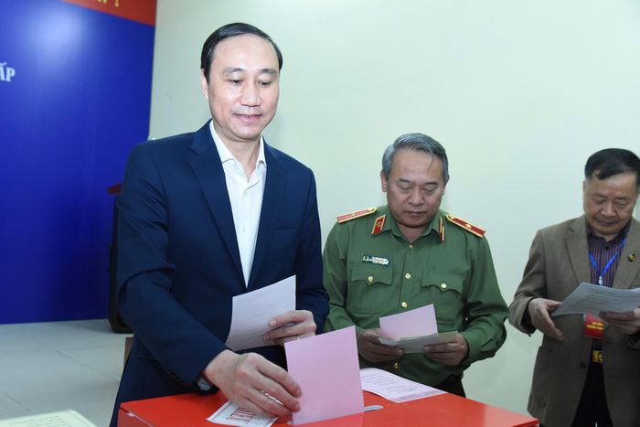 Phó Bí thư Đảng ủy Quốc hội, Phó Bí thư Đảng ủy các cơ quan tham mưu, giúp việc của Đảng ủy Quốc hội Phùng Khánh Tài thực hiện quyền bầu cử tại Khu vực bỏ phiếu số 19. Ảnh: Xuân Quý
