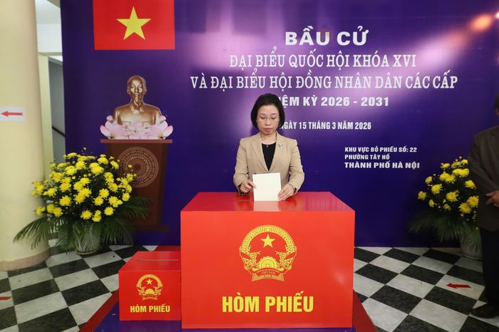 Thành ủy viên, Phó Chủ tịch HĐND thành phố, Phó Trưởng Đoàn ĐBQH thành phố Phạm Thị Thanh Mai bỏ phiếu tại Khu vực bỏ phiếu số 22, Nhà văn hóa số 05 Nhật Tân (87 Trịnh Công Sơn, phường Tây Hồ)