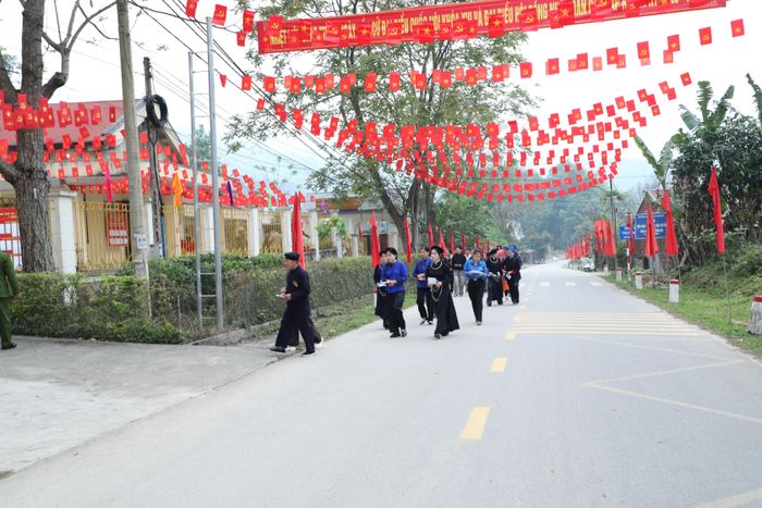 Ngay từ sáng sớm cử tri xã Trường Hà đã nô nức đi bâùn cử