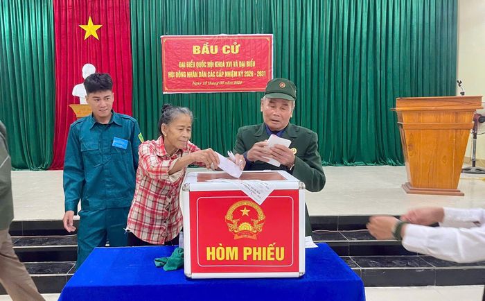 Cử tri bỏ phiếu bầu. Ảnh: H.P