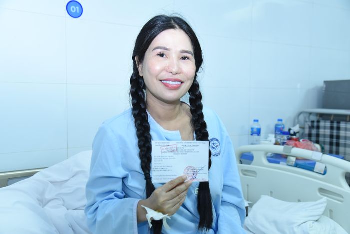 Cử tri tại Bệnh viện Phụ sản Trung ương tham gia bỏ phiếu. Ảnh: Xuân Quý