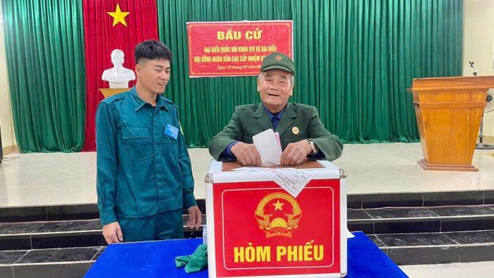 Cử tri cao tuổi tham gia bỏ phiếu bầu đại biểu Quốc hội Khóa XVI và đại biểu HĐND các cấp nhiệm kỳ 2026–2031