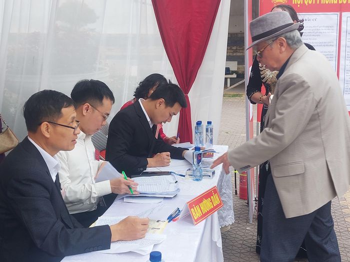 Tổ bầu cử khu vực hướng dẫn người dân bỏ phiếu. Ảnh: Trần Thu