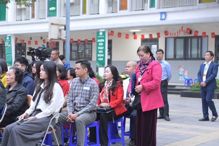 Các đại biểu dự lễ Khai mạc khu vực bỏ phiếu số 8, 9 tại Trường Tiểu học Kim Đồng, phường Giảng Võ