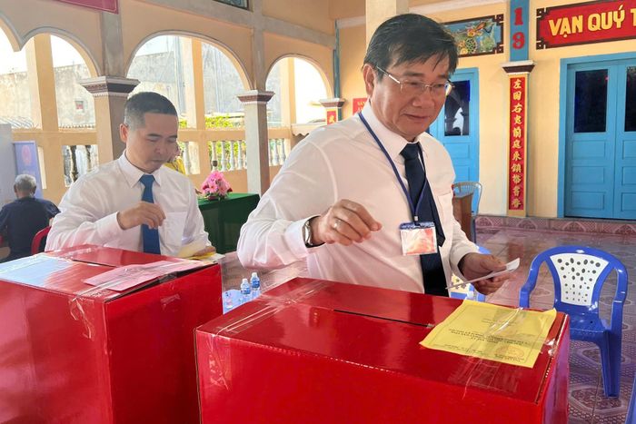 Bí thư đặc khu Phú Quý Đỗ Thái Dương tham gia bỏ phiếu