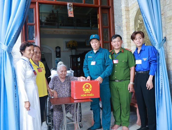 Tổ bầu cử mang thùng phiếu đến tận nhà để bảo đảm cử tri được thực hiện quyền lợi của mình.