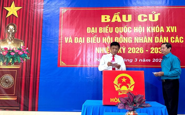 Chủ tịch Hội đồng Dân tộc Lâm Văn Mẫn thực hiện quyền bầu cử tại Tổ bầu cử số 7, phường Phú Lợi, TP. Cần Thơ