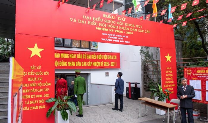 Khu vực bỏ phiếu được chuẩn bị trang nghiêm, sẵn sàng đón cử tri. Ảnh: Mạnh Hưng