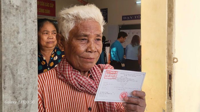 Cử tri đồng bào dân tộc Khmer Thạch Thị Ten- 78 tuổi hài lòng với lựa chọn của mình khi thực hiện xong bầu cử