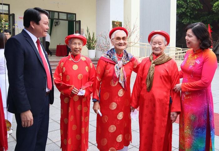 Phó Chủ tịch Thường trực HĐND tỉnh Bắc Ninh Trần Thị Hằng dự khai mạc bầu cử tại Tổ bầu cử số 10, tổ dân phố Sơn, phường Hạp Lĩnh