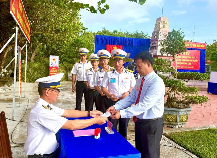 Đóng dấu xác nhân cử tri đã tham gia bầu cử