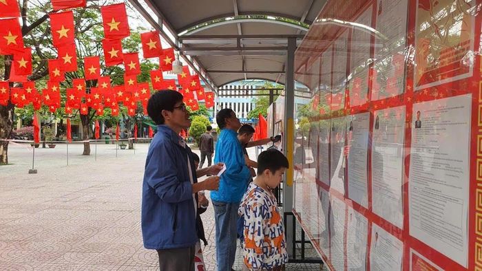 Cử tri Đà Nẵng đi bỏ phiếu