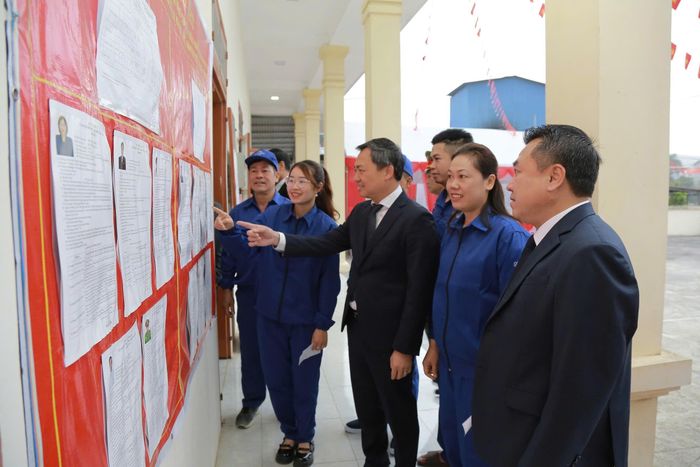  Phó Bí thư Tỉnh ủy, Chủ tịch UBND tỉnh Nguyễn Đình Việt đã thực hiện quyền công dân tại khu vực bỏ phiếu số 6, phường Thảo Nguyên. Ảnh: Mai Hương