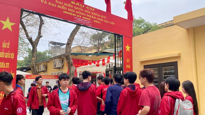 Sinh viên Trường Đại học Bách khoa xếp hàng thực hiện quyền bầu cử. Ảnh: Phương Anh