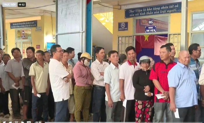 Cử tri xã Vĩnh Lợi chờ đến lượt bỏ phiếu