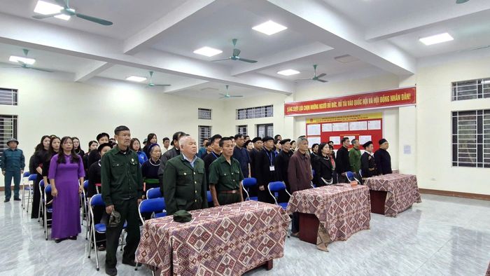 Đông đảo cử tri đã có mặt đầy đủ để thực hiện quyền bầu của mình