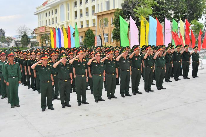 Lãnh đạo Bộ Chỉ huy Quân sự tỉnh An Giang và cán bộ, chiến sĩ thực hiện nghi thức chào cờ trong giờ khai mạc để tiến hành bầu cử Đại biểu Quốc hội Khóa XVI, đại biểu HĐND các cấp nhiệm kỳ 2026-2031. Ảnh: Văn Vũ