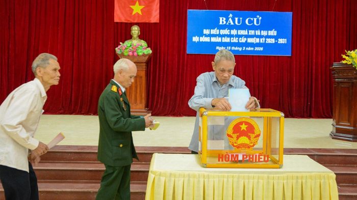 Cử tri Tổ dân phố Tuy Lộc tham gia bỏ phiếu