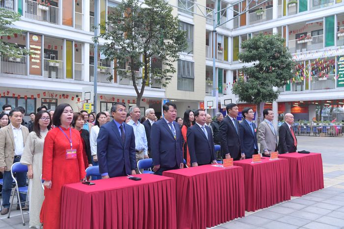 Các đại biểu dự lễ Khai mạc khu vực bỏ phiếu số 8, 9 tại Trường Tiểu học Kim Đồng, phường Giảng Võ