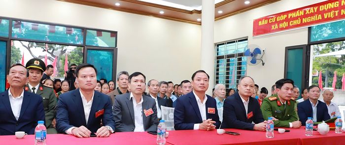 Phó Bí thư Tỉnh ủy, Chủ tịch HĐND tỉnh Trần Quốc Văn, Phó Trưởng ban Thường trực Ban Chỉ đạo bầu cử tỉnh, Chủ tịch Ủy ban bầu cử tỉnh dự lễ khai mạc bầu cử đại biểu Quốc hội khóa XVI và đại biểu HĐND các cấp nhiệm kỳ 2026 – 2031 tại Khu vực bỏ phiếu số 04, thôn Cao Trai, xã Xuân Trúc