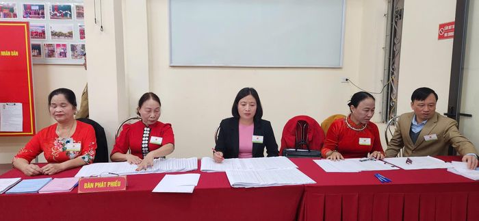 Cán bộ bàn phát phiếu rà soát danh sách, phiếu 