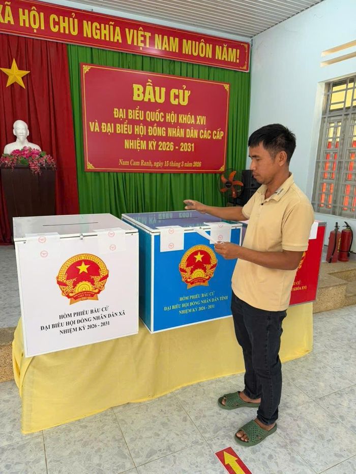 Cử tri tại Khu vực bỏ phiếu số 5, xã Nam Cam Ranh tham gia bỏ phiếu 