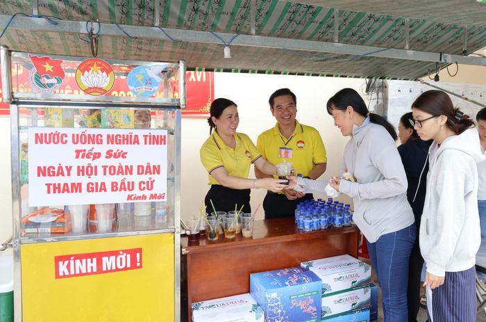 Cử tri TP. Cần Thơ đi bầu cử được hỗ trợ thức uống miễn phí