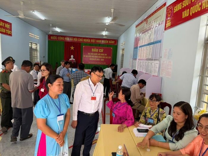 Không khí rộn ràng tại Khu vực bỏ phiếu số 5, xã Nam Cam Ranh trong ngày hội bầu cử