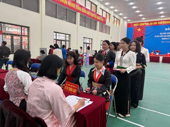 Cử tri phường Điện Biên Phủ tham gia bỏ phiếu tại khu vực bỏ phiếu số 17, Trường Tiểu học Hà Nội - Điện Biên Phủ