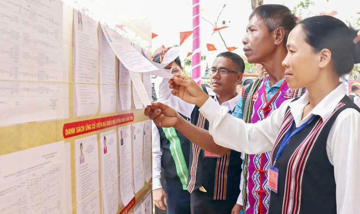 Cử tri đồng bào dân tộc thiểu số xã Bom Bo tìm hiểu tiểu sử, quá trình công tác của ứng cử viên trước khi bỏ phiếu bầu