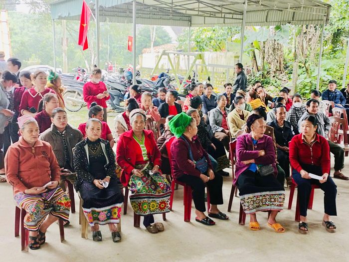 Cử tri bản Chà Coong có mặt từ sớm tham gia ngày hội bầu cử