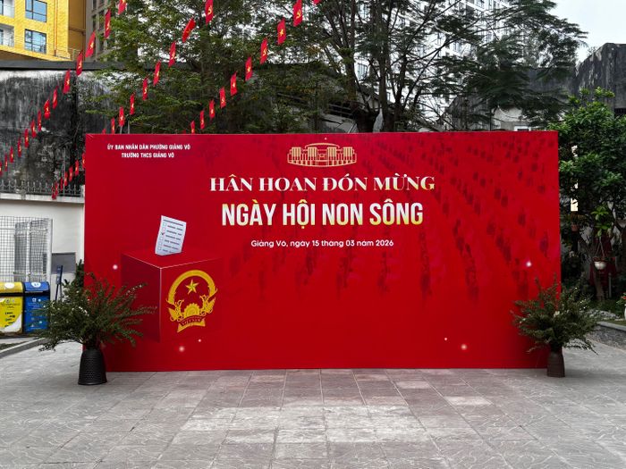 Băng rôn, khẩu hiệu được treo trang trọng